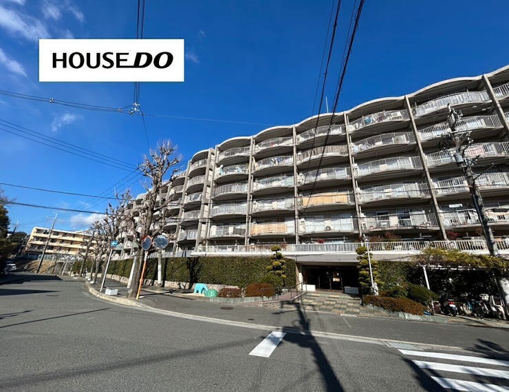 【外観】
前道が広く開放感がある街並みです♪