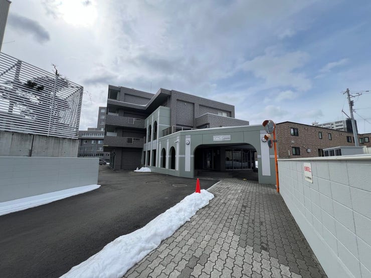 広々としたアプローチで、お車の出し入れもスムーズ。
