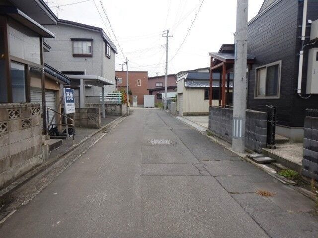 前面道路は側溝がなく段差が少ないため歩きやすく、安心して通行できます。道路幅はゆとりの5.3mで、車の出入りもしやすいですね。