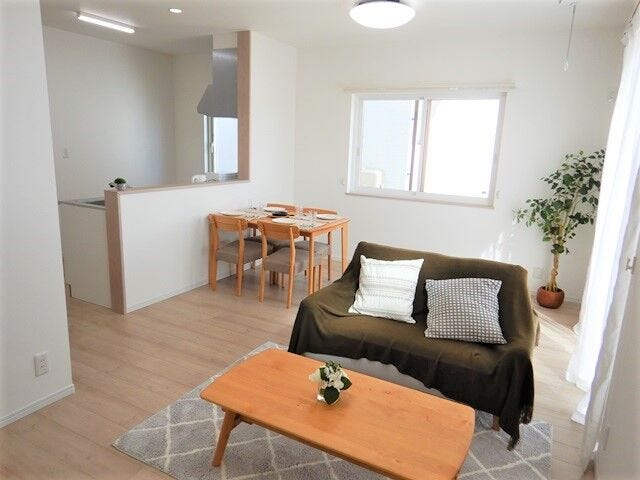 15帖のLDKは壁面がすっきりしており、開放感のある空間です。家具のレイアウトがしやすく、収納家具もインテリアに合わせて自由に選べます。※同間取りLDKの家具展示参考画像です。