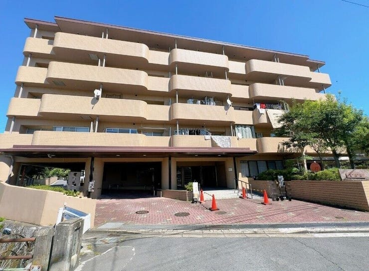 【外観】
「近鉄奈良駅」よりバス乗車9分、バス停「高畑」より徒歩9分の立地◎