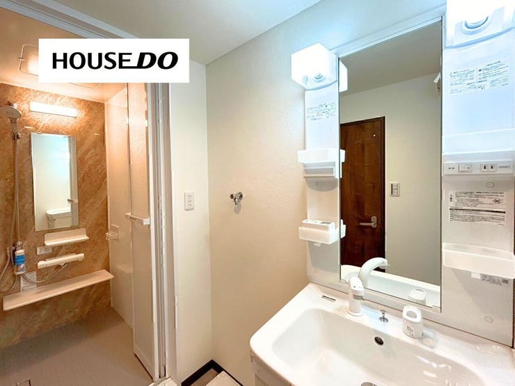 清潔感のある三面鏡で収納力もたっぷり。