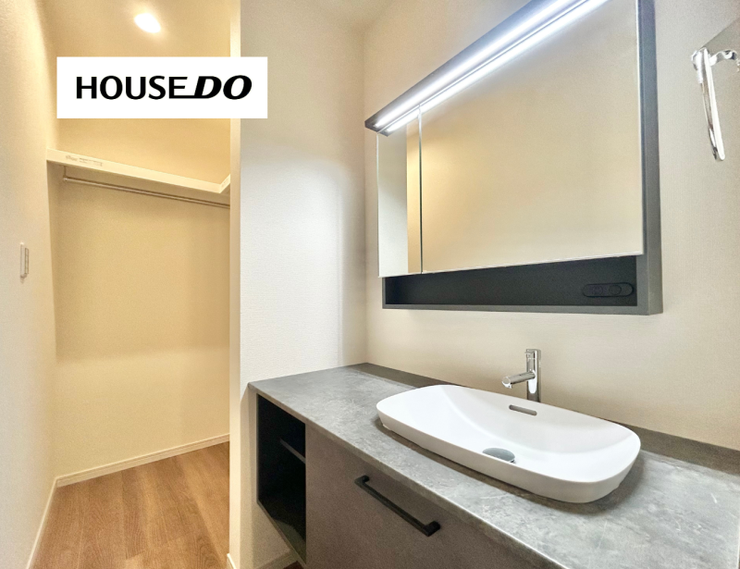 ホテルライクな洗面台が印象的な洗面スペース。身支度の時間も気分よく過ごせる、上質感のある空間です。