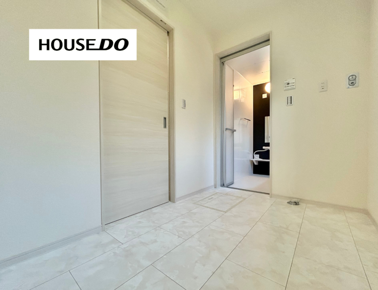 ゆとりある広さの洗面脱衣室で、入浴準備やお洗濯も快適。家事動線の良さも感じられる空間です。