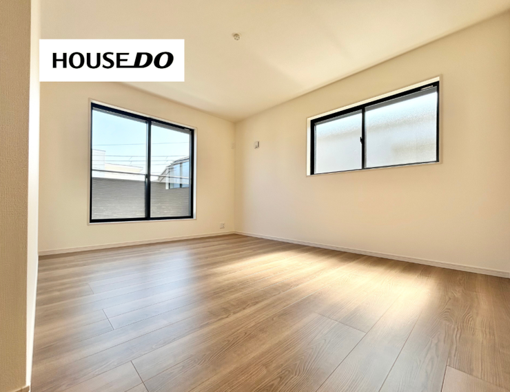 2面採光で明るさを感じられる洋室。寝室としてはもちろん、落ち着いて過ごせるプライベート空間としてもおすすめです。