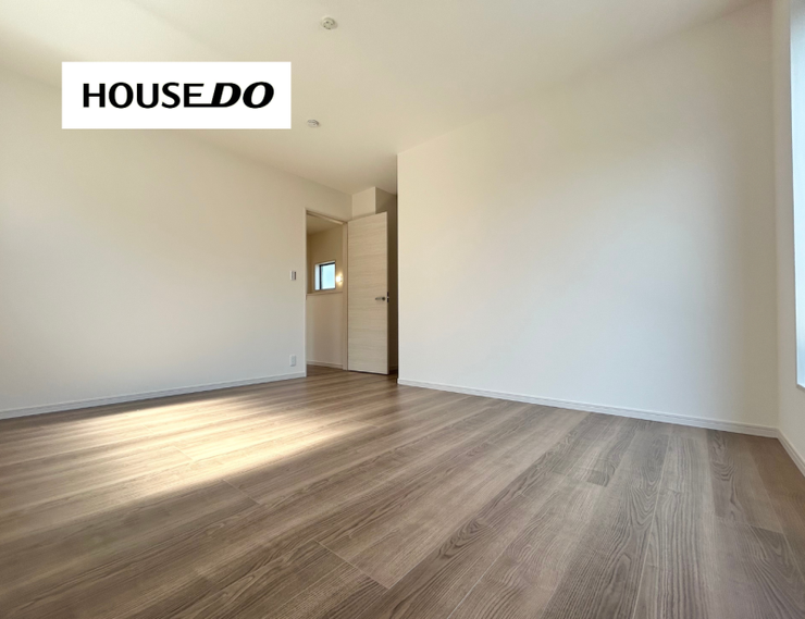 2面採光で明るさを感じられる洋室。寝室としてはもちろん、落ち着いて過ごせるプライベート空間としてもおすすめです。