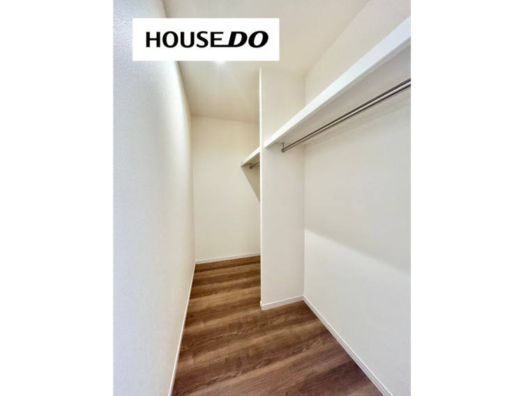 衣類をたっぷりしまえるウォークインクローゼット付き。季節ごとの衣替えもスムーズで、お部屋をすっきり保てます。