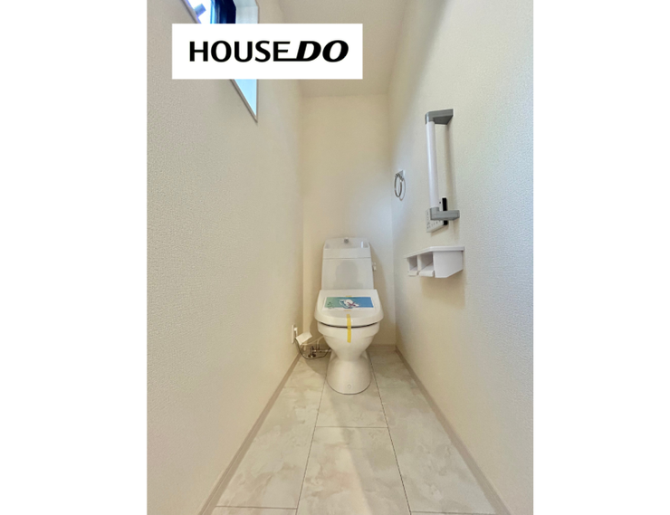 窓付きで明るさと換気のしやすさを備えたトイレ。毎日使う場所だからこそ、快適さがうれしい空間です。