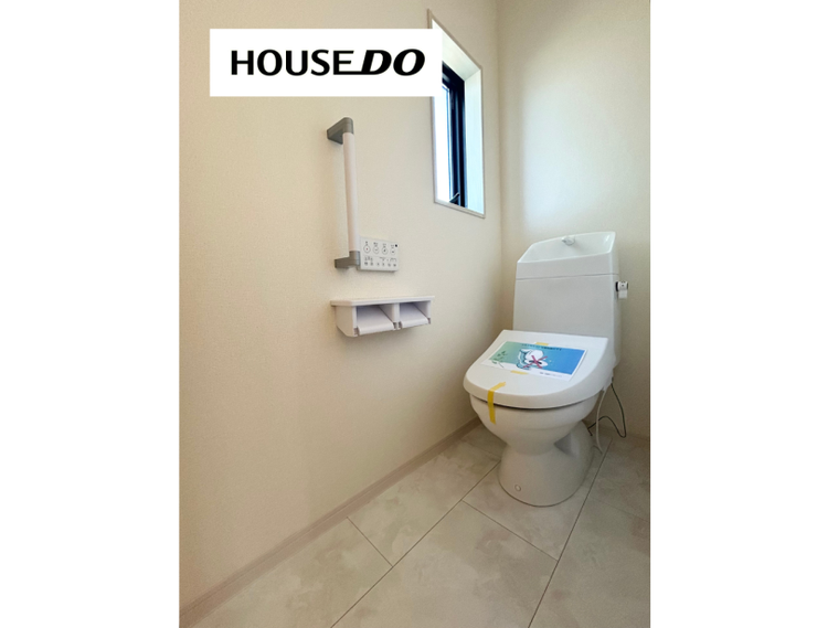 手すり付きで使いやすさにも配慮されたトイレ空間。清潔感があり、気持ちよくお使いいただけます。