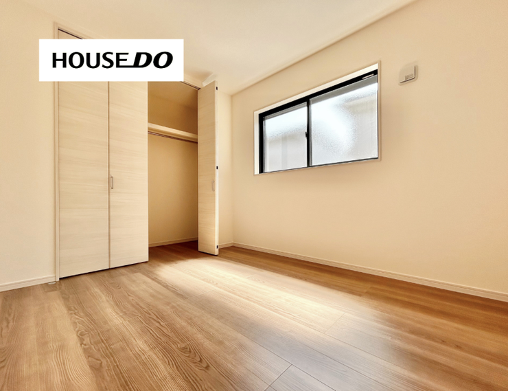 収納付きの洋室は、子ども部屋や書斎にも使いやすいサイズ感。シンプルで家具配置もしやすいお部屋です。