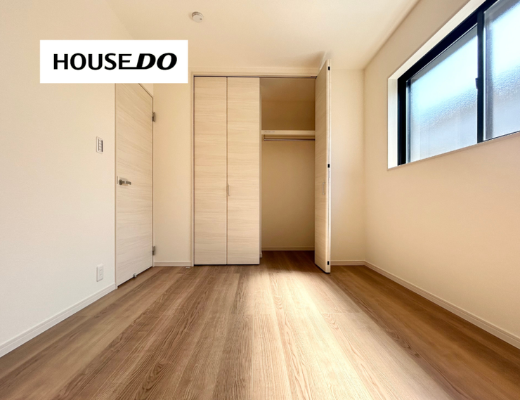 やさしい陽射しが入る洋室は、毎日を気持ちよく過ごせそうな空間。自分だけの落ち着く居場所をつくれます。