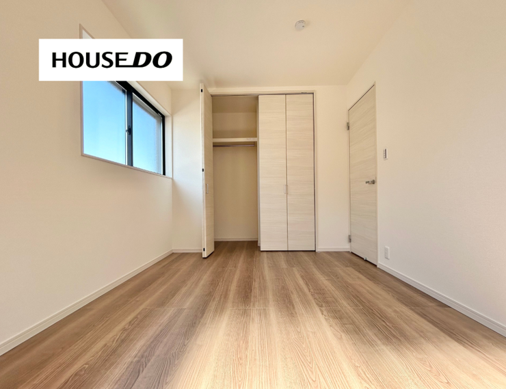 収納付きの洋室は、子ども部屋や書斎にも使いやすいサイズ感。シンプルで家具配置もしやすいお部屋です。