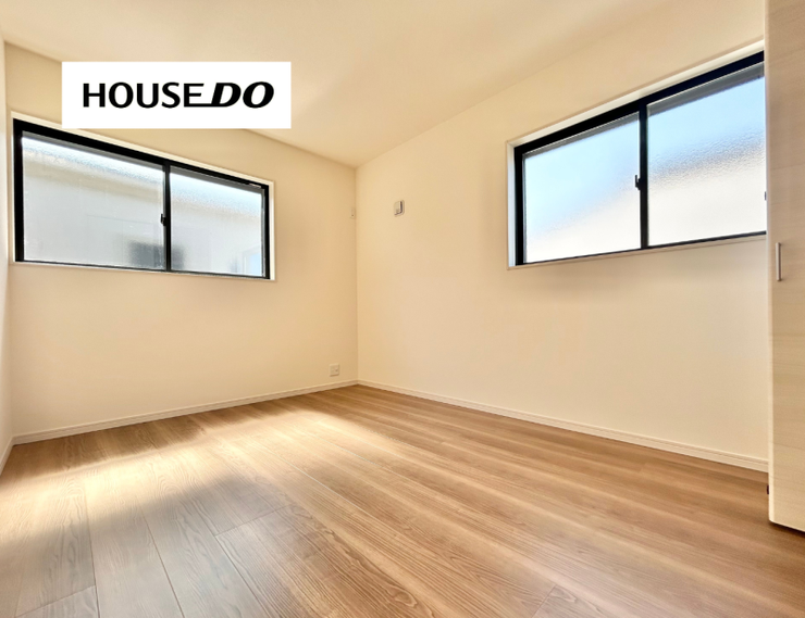 2面採光で明るさを感じられる洋室。寝室としてはもちろん、落ち着いて過ごせるプライベート空間としてもおすすめです。