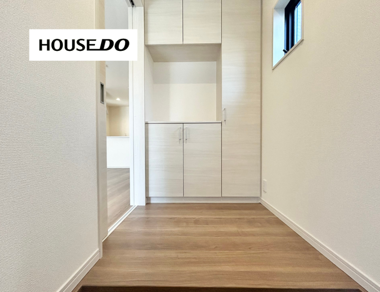 玄関まわりにしっかり収納を確保。靴はもちろん、外出時に使う小物もすっきり片付き、帰宅後も気持ちよく過ごせます。