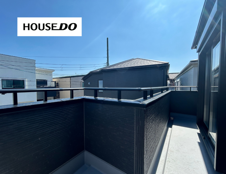 開放感のあるバルコニーで、晴れた日は洗濯物も気持ちよく干せそう。外の空を感じながら、ほっとひと息つける空間です。