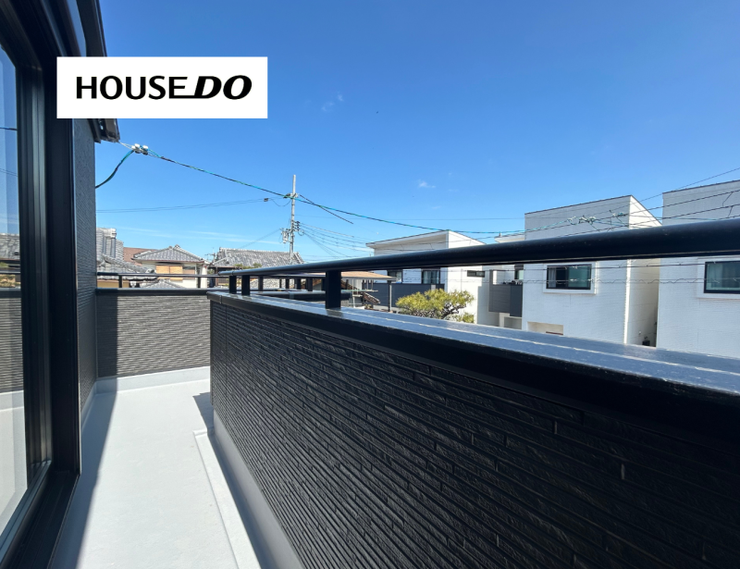 前面に大きく視界が抜けたバルコニー。朝の空気を感じたり、お洗濯の合間に気分転換したり、日常にゆとりを添えてくれます。