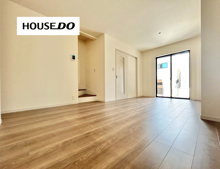 大きな掃き出し窓から光が入る明るいLDK。朝は気持ちよく一日を始められ、家族が自然と集まる心地よい空間です。