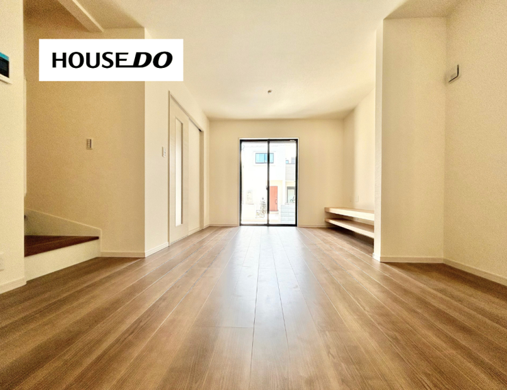 奥行きのあるLDKは、ダイニングとリビングを分けて使いやすい間取り。食事の時間もくつろぎの時間も、ゆったり楽しめそうです。