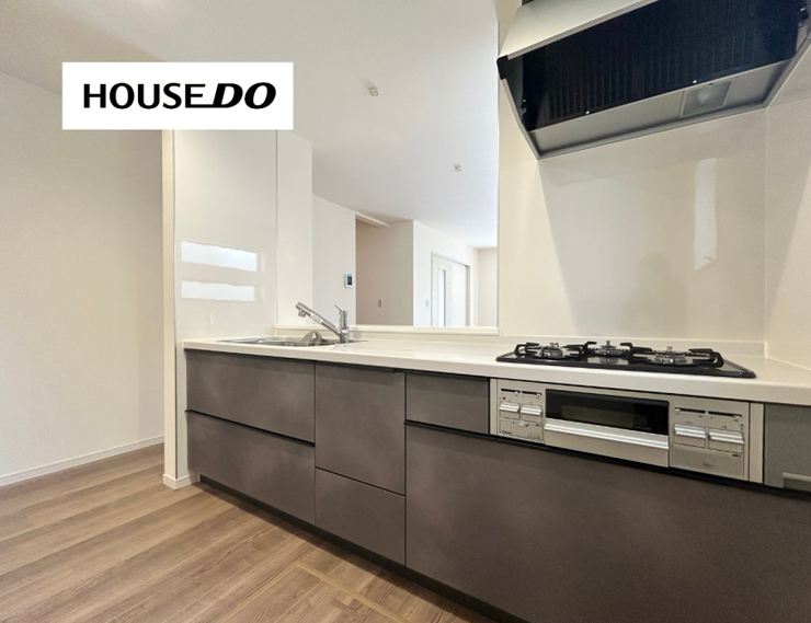 対面キッチンからリビング全体を見渡せるので、お料理中もご家族との会話が自然と弾みます。