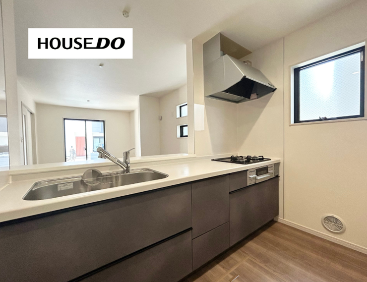 窓付きのキッチンは明るく、換気もしやすいのが嬉しいポイント。
毎日立つ場所だからこそ、快適さが感じられます。