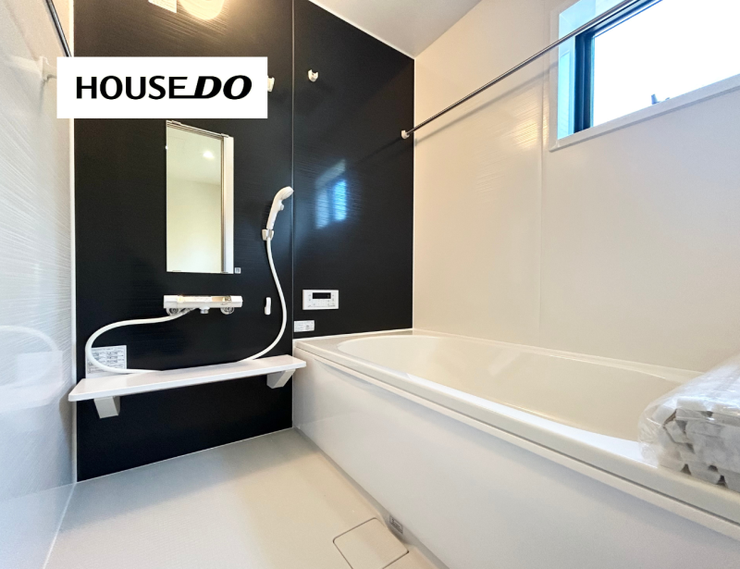 落ち着いたアクセントパネルが上質感を演出するバスルーム。
一日の疲れをゆっくり癒せる、くつろぎの空間です。