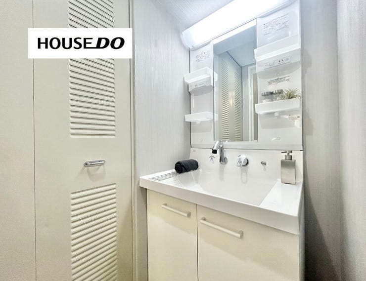 収納棚も多く、日用品がスッキリ片付く使い勝手の良い洗面室。朝の支度が快適に行える明るい空間です。