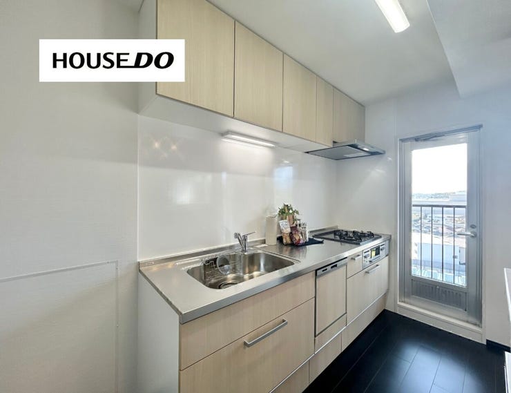 バルコニーへのドアがあり換気やゴミ出しもスムーズです◎