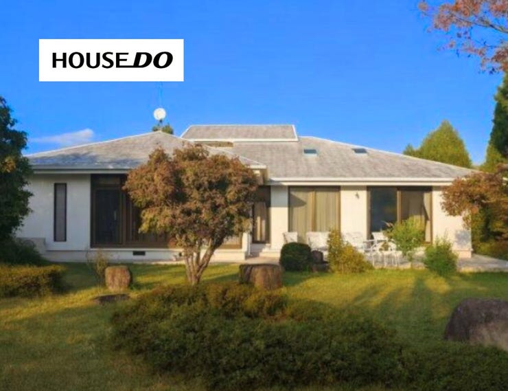 緑に包まれた落ち着きある佇まい。外からの視線が気になりにくく、プライベート感のある暮らしが叶いそうです。