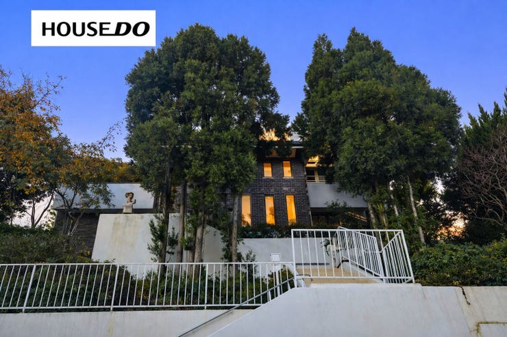 四季のうつろいを身近に感じられる、ゆとりある庭付きの住まい。陽だまりの芝庭で、お子さまやペットとの時間ものびのび楽しめそうです。