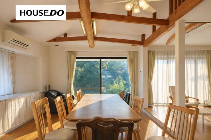 大きなテーブルを囲んで、家族みんなで食卓を楽しめるダイニング空間。窓からやわらかな光が差し込み、毎日の食事時間も心地よく過ごせます。