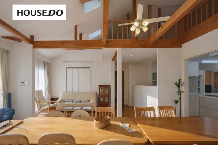 【ダイニングキッチン】
開放感ある吹抜けと木のぬくもりが印象的なLDK。家族それぞれが思い思いに過ごしていても、自然とつながりを感じられる間取りです。