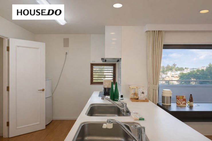 開放感のあるキッチンは、家族との会話を楽しみながらお料理できるのが魅力。窓から景色も望め、家事の時間まで気分よく過ごせそうです。