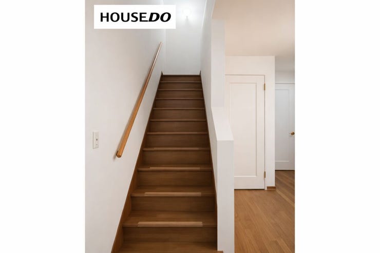 手すり付きで上り下りしやすい階段。住まいの中の移動もスムーズで、毎日の暮らしに安心感を与えてくれます。