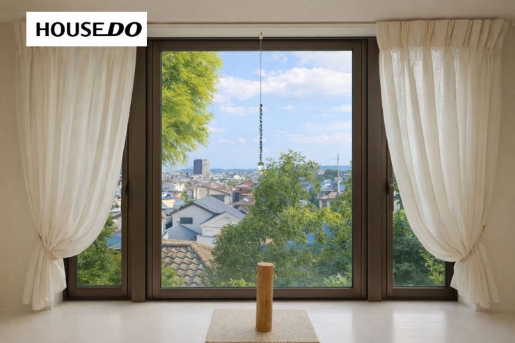 窓の先には開けた景色が広がり、外を眺める時間も特別なひとときに。季節や時間帯によって表情の変わる眺望を日常の中で楽しめます。