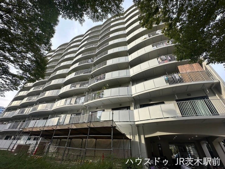 ファミリーマート茨木天王店 約100m 徒歩2分。24時間営業の為、急な買い足しなどに対応できます。