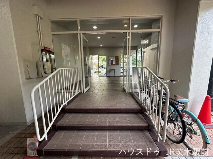 住民の帰りを温かく迎え入れるエントランスです。