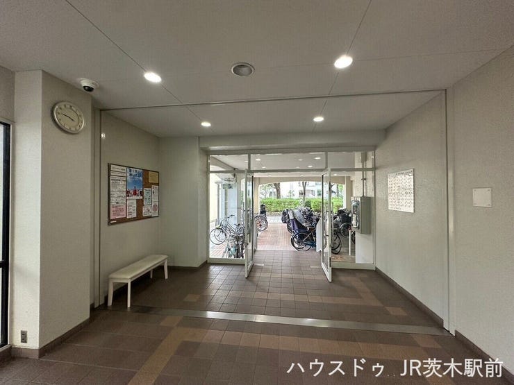 エントランスドアはガラスになっているので、中から外の様子が確認できます。