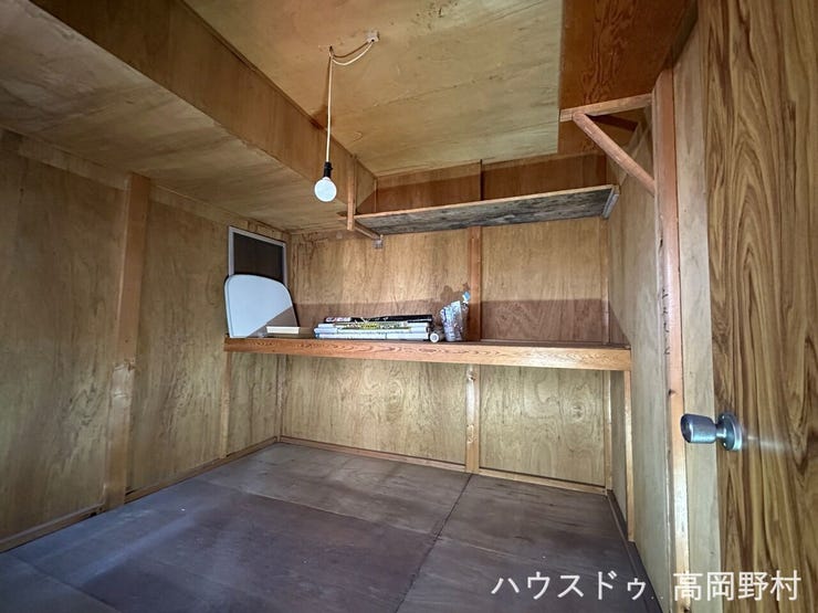 納戸があるので、普段使用しないものを収納できます。
部屋をスッキリと使えますね。