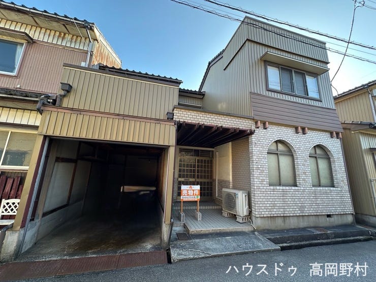 【外観】
ビルトインガレージ付きの外観。雨や雪の日でも車の乗り降りがしやすい設計です。