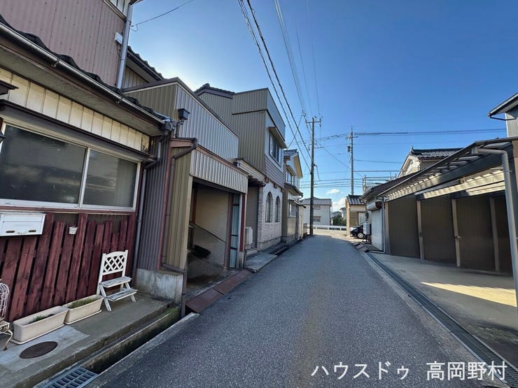 落ち着いた住宅街に位置する戸建住宅。現地でぜひご確認ください。