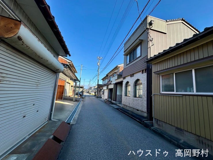 前面道路は約4.4m。周辺は落ち着いた住環境です。