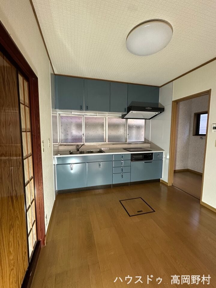 窓があり明るいキッチン。作業スペースもしっかり確保された使いやすい配置です。