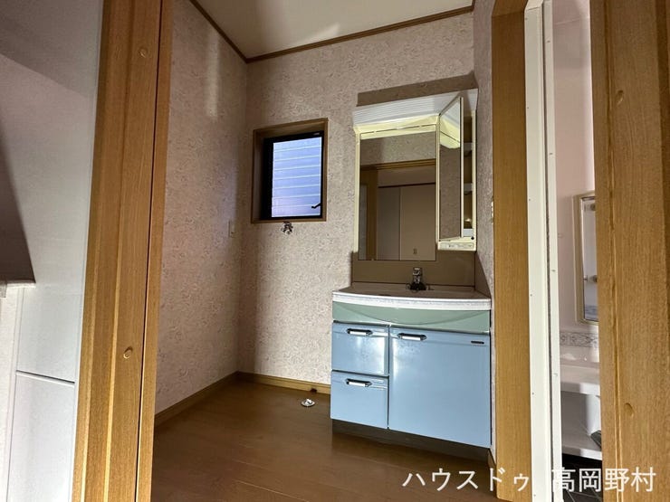 ゆとりのある洗面スペース。収納もあり、朝の身支度もスムーズに行えます。