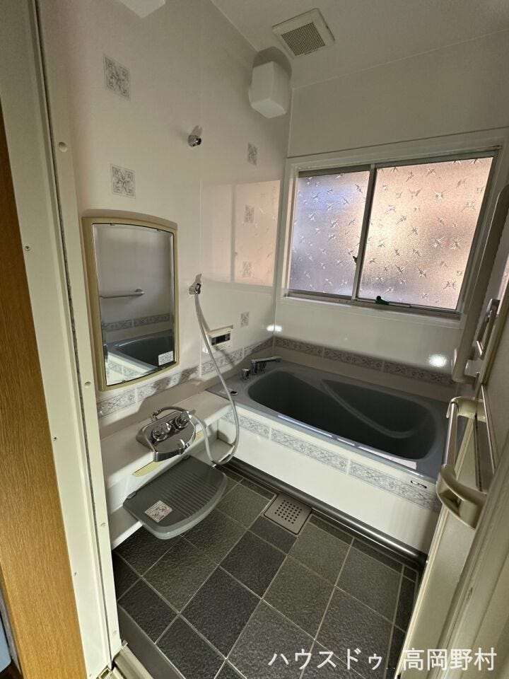 窓付きで換気がしやすい浴室。ゆったり入浴できる落ち着いた空間です。