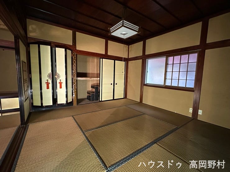 広々とした和室。障子からやわらかな光が入り、落ち着いた雰囲気のお部屋です。