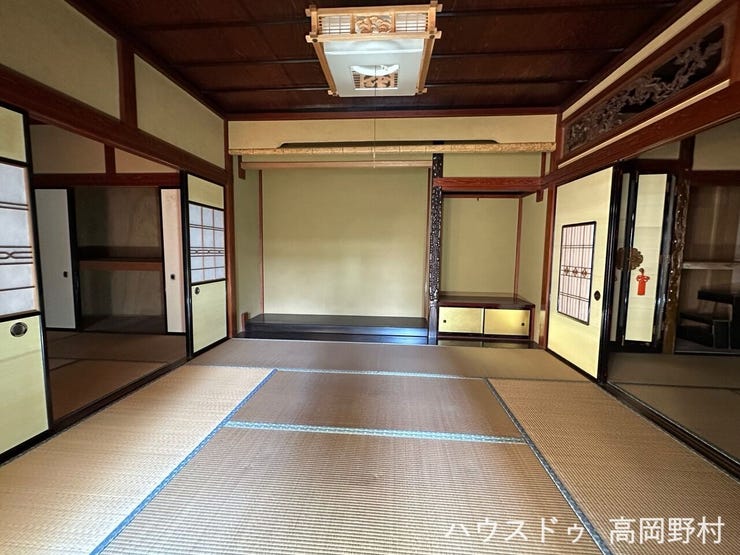 続き間としても利用できる和室。来客時やご家族のくつろぎ空間として活用できます。