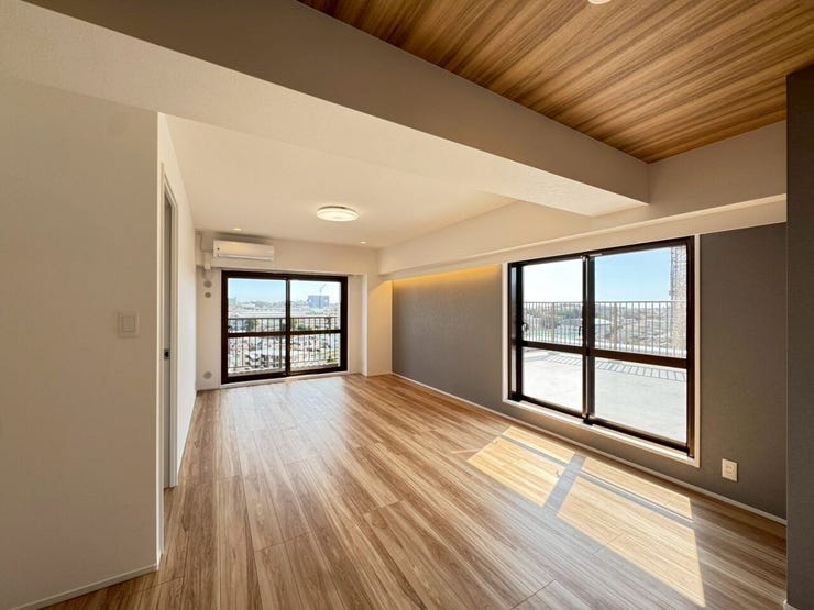 木目調天井・壁一面アクセントクロス