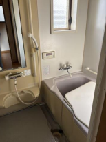 コンパクトながら窓付きで換気もしやすい浴室。自然光も入り、清潔感のある空間で毎日のバスタイムを快適に過ごせます。