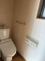 シンプルで使いやすいトイレスペース。小窓付きで明るく、換気もしやすい清潔感のある空間です。