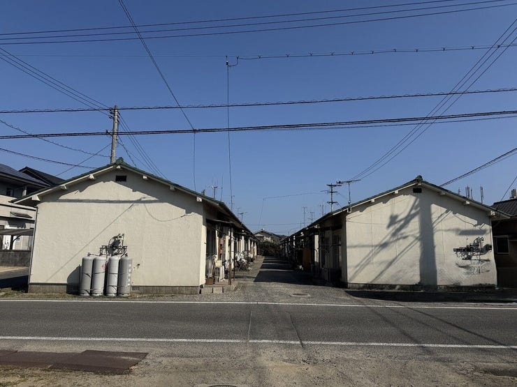 【外観】
西新涯に340坪を超える大きな土地が登場しました。スーパー、コンビニが徒歩圏内にあります。※現在賃貸中の建物が存在します。解体のお見積りのご相談も承ります。